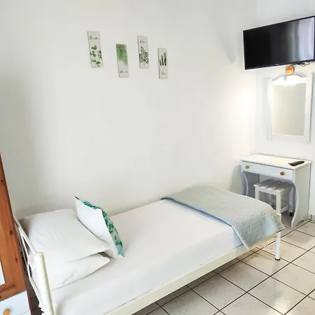 Menta Aparthotel 3*